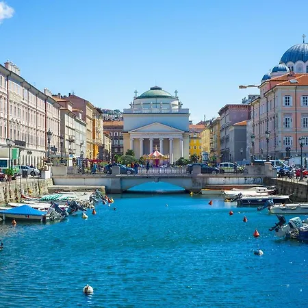 Tergesteo Suite: In Centro, A Due Passi Dalle Rive Apartament *